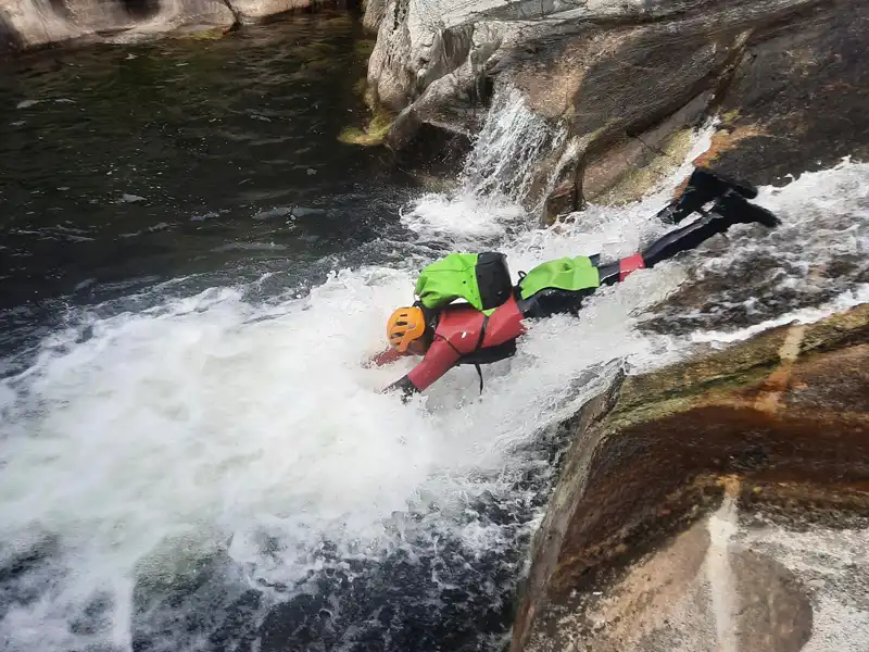 Canyoning dans le Chassezac en Ardèche, parcours intermédiaire